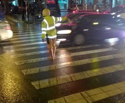 Hình ảnh lạ lẫm của CSGT trên phố Hà Nội khiến dân mạng xôn xao