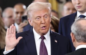 Ông Donald Trump tuyên thệ nhậm chức