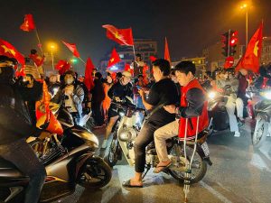 Việt Nam vô địch AFF Cup, triệu fan cả nước mở hội ăn mừng