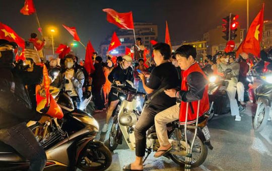 Việt Nam vô địch AFF Cup, triệu fan cả nước mở hội ăn mừng