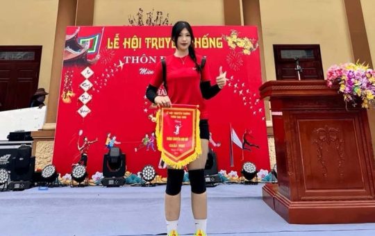 Anh Thơ - Nữ đô vật gây sốt ở hội làng Bắc Ninh