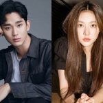Thông tin Kim Soo Hyun hẹn hò với một diễn viên nhí mới học cấp hai khiến cho hàng triệu khán giả chấn động. Ngoài ra, Kim Soo Hyun cũng nhiều lần đòi nợ Kim Sae Ron. Ngày 10/3, Sina đưa tin YouTuber nổi tiếng Hàn Quốc Garo Saero đã đưa những thông tin chấn động về mối tình giữa hai diễn viên Kim Soo Hyun và Kim Sae Ron trong một buổi phát sóng trực tiếp. Theo Garo Saero, những thông tin trên được một người dì của nữ diễn viên quá cố Kim Sae Ron cung cấp. Cụ thể, người thân tiết lộ Kim Soo Hyun và Kim Sae Ron đã hẹn hò từ khi nữ diễn viên mới 15 tuổi. Thời điểm đó, Kim Soo Hyun đã 27 tuổi. Cả hai ở bên nhau 6 năm. Kim Soo Hyun bị cho là có mối quan hệ tình cảm với Kim Sae Ron khi cô vẫn còn là trẻ vị thành niên. Tin tức này khiến hàng triệu khán giả sốc nặng. Trước đó, Kim Sae Ron từng là nghệ sĩ của Gold Medalist - công ty quản lý do Kim Soo Hyun và anh họ Lee Sarang thành lập. Năm 2022, nữ diễn viên vướng bê bối do say rượu lái xe gây tai nạn. Cô phải bồi thường 700 triệu won (hơn 12 tỷ đồng), số tiền này do công ty quản lý chi trả. Tuy nhiên, do Kim Sae Ron mất hết danh tiếng, nên công ty Gold Medalist đã chấm dứt hợp đồng với nữ diễn viên. Lúc đầu, Kim Sae Ron hứa hoàn trả lại khoản nợ 700 triệu won. Tuy nhiên, do cô không thể hoạt động nghệ thuật, chỉ làm việc chân tay và liên tục bị công kích, khả năng trả nợ của Kim Sae Ron rất khó khăn. Những ngày cuối đời, cô bị chính bạn trai cũ và công ty kiện ra tòa đòi hoàn lại số tiền trên. Đáng chú ý, Kim Sae Ron đã qua đời vào ngày 16/2, trùng với ngày sinh nhật của Kim Soo Hyun, dẫn tới nhiều suy đoán về cái chết của nữ diễn viên. Kim Sae Ron từng đăng ảnh tình cảm với Kim Soo Hyun lên MXH. Cô từng là nghệ sĩ thuộc công ty của Kim Soo Hyun. Trong ảnh, cả hai hợp tác trong phim Vì sao đưa anh tới. Bên cạnh đó, vào tháng 3/2024, Kim Sae Ron đã lỡ tay đăng một hình ảnh thân mật với Kim Soo Hyun lên mạng xã hội. Kim Soo Hyun lúc đó đã phủ nhận chuyện hẹn hò, còn Kim Sae Ron cho biết cô sẽ sắp xếp lại quan điểm và lên tiếng sau. Tuy nhiên, hiện tại một bức thư được cho là do Kim Sae Ron viết nhưng không được công khai đã được bật mí. Trong thư, Kim Sae Ron giải thích tỉ mỉ về mốc thời gian ở bên Kim Soo Hyun. "Về tin đồn hẹn hò đang được lan truyền trên báo chí, tôi muốn làm rõ một số điểm không đúng. Bức ảnh được đăng trên story là ảnh từ năm 2016. Chúng tôi đã bắt đầu vào ngày 19/11/2015 và kết thúc vào ngày 7/7/2021. Khi đó, tôi 16 tuổi (tính cả tuổi mụ), còn đối phương 28 tuổi. Mối quan hệ này đã kết thúc sau 6 năm", Kim Sae Ron viết. Gia đình nữ diễn viên bày tỏ họ muốn Kim Soo Hyun phải chịu một phần trách nhiệm vì đã khiến con gái gặp nhiều áp lực và quyết định tự tử vào đúng ngày sinh nhật anh. Mới nhất, Kim Soo Hyun đã lên tiếng phủ nhận việc từng hẹn hò Kim Sae Ron và khẳng định sẽ kiện những người tung tin thất thiệt ra tòa. Hình ảnh Kim Sae Ron ở thời điểm 15 tuổi được chia sẻ lại. Kim Soo Hyun bị chỉ trích về mặt đạo đức.
