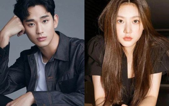 Thông tin Kim Soo Hyun hẹn hò với một diễn viên nhí mới học cấp hai khiến cho hàng triệu khán giả chấn động. Ngoài ra, Kim Soo Hyun cũng nhiều lần đòi nợ Kim Sae Ron. Ngày 10/3, Sina đưa tin YouTuber nổi tiếng Hàn Quốc Garo Saero đã đưa những thông tin chấn động về mối tình giữa hai diễn viên Kim Soo Hyun và Kim Sae Ron trong một buổi phát sóng trực tiếp. Theo Garo Saero, những thông tin trên được một người dì của nữ diễn viên quá cố Kim Sae Ron cung cấp. Cụ thể, người thân tiết lộ Kim Soo Hyun và Kim Sae Ron đã hẹn hò từ khi nữ diễn viên mới 15 tuổi. Thời điểm đó, Kim Soo Hyun đã 27 tuổi. Cả hai ở bên nhau 6 năm. Kim Soo Hyun bị cho là có mối quan hệ tình cảm với Kim Sae Ron khi cô vẫn còn là trẻ vị thành niên. Tin tức này khiến hàng triệu khán giả sốc nặng. Trước đó, Kim Sae Ron từng là nghệ sĩ của Gold Medalist - công ty quản lý do Kim Soo Hyun và anh họ Lee Sarang thành lập. Năm 2022, nữ diễn viên vướng bê bối do say rượu lái xe gây tai nạn. Cô phải bồi thường 700 triệu won (hơn 12 tỷ đồng), số tiền này do công ty quản lý chi trả. Tuy nhiên, do Kim Sae Ron mất hết danh tiếng, nên công ty Gold Medalist đã chấm dứt hợp đồng với nữ diễn viên. Lúc đầu, Kim Sae Ron hứa hoàn trả lại khoản nợ 700 triệu won. Tuy nhiên, do cô không thể hoạt động nghệ thuật, chỉ làm việc chân tay và liên tục bị công kích, khả năng trả nợ của Kim Sae Ron rất khó khăn. Những ngày cuối đời, cô bị chính bạn trai cũ và công ty kiện ra tòa đòi hoàn lại số tiền trên. Đáng chú ý, Kim Sae Ron đã qua đời vào ngày 16/2, trùng với ngày sinh nhật của Kim Soo Hyun, dẫn tới nhiều suy đoán về cái chết của nữ diễn viên. Kim Sae Ron từng đăng ảnh tình cảm với Kim Soo Hyun lên MXH. Cô từng là nghệ sĩ thuộc công ty của Kim Soo Hyun. Trong ảnh, cả hai hợp tác trong phim Vì sao đưa anh tới. Bên cạnh đó, vào tháng 3/2024, Kim Sae Ron đã lỡ tay đăng một hình ảnh thân mật với Kim Soo Hyun lên mạng xã hội. Kim Soo Hyun lúc đó đã phủ nhận chuyện hẹn hò, còn Kim Sae Ron cho biết cô sẽ sắp xếp lại quan điểm và lên tiếng sau. Tuy nhiên, hiện tại một bức thư được cho là do Kim Sae Ron viết nhưng không được công khai đã được bật mí. Trong thư, Kim Sae Ron giải thích tỉ mỉ về mốc thời gian ở bên Kim Soo Hyun. "Về tin đồn hẹn hò đang được lan truyền trên báo chí, tôi muốn làm rõ một số điểm không đúng. Bức ảnh được đăng trên story là ảnh từ năm 2016. Chúng tôi đã bắt đầu vào ngày 19/11/2015 và kết thúc vào ngày 7/7/2021. Khi đó, tôi 16 tuổi (tính cả tuổi mụ), còn đối phương 28 tuổi. Mối quan hệ này đã kết thúc sau 6 năm", Kim Sae Ron viết. Gia đình nữ diễn viên bày tỏ họ muốn Kim Soo Hyun phải chịu một phần trách nhiệm vì đã khiến con gái gặp nhiều áp lực và quyết định tự tử vào đúng ngày sinh nhật anh. Mới nhất, Kim Soo Hyun đã lên tiếng phủ nhận việc từng hẹn hò Kim Sae Ron và khẳng định sẽ kiện những người tung tin thất thiệt ra tòa. Hình ảnh Kim Sae Ron ở thời điểm 15 tuổi được chia sẻ lại. Kim Soo Hyun bị chỉ trích về mặt đạo đức.