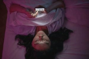 Lướt điện thoại bao lâu sẽ gây mất ngủ