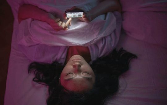 Lướt điện thoại bao lâu sẽ gây mất ngủ